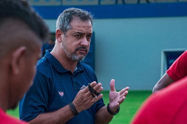 Marquinhos Santos projeta jogos difíceis contra o Retrô — Foto: Edmário Oliveira/América FC