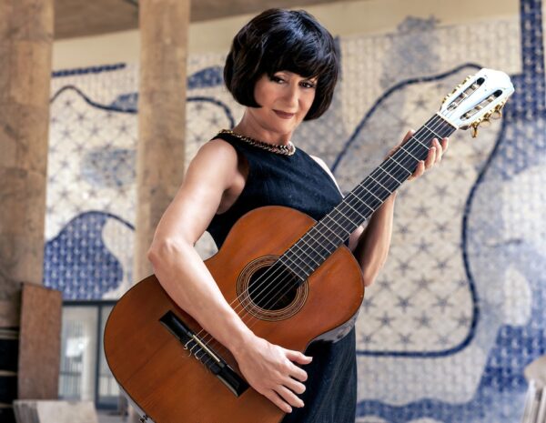Zezé Polessa interpreta Nara Leão (1942 – 1989) — Foto: Flávio Colker / Divulgação