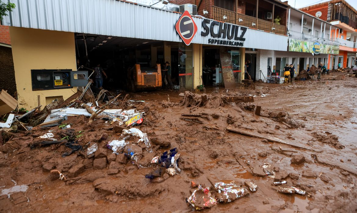 SINIMBU, RS, BRASIL, 03.05.2024 - Trabalho de limpeza na região de Sinumbu, devido aos estragos causados pela forte chuva no estado do Rio Grande do Sul. Foto: Gustavo Mansur/Palácio Piratini