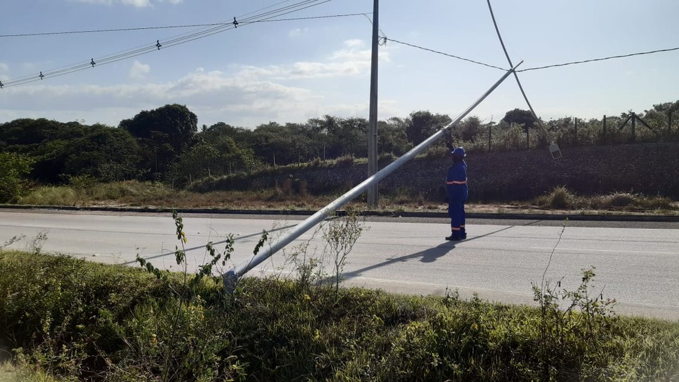 Ventania derrubou poste às margens da rodovia — Foto: Sérgio Henrique Santos/Inter TV Cabugi