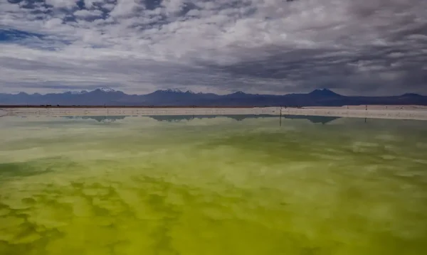 Uma piscina de salmoura reflete nuvens em uma mina de lítio no salar do Atacama, perto da área de San Pedro de Atacama, região de Antofagasta, Chile
04/05/2023.
REUTERS/Ivan Alvarado