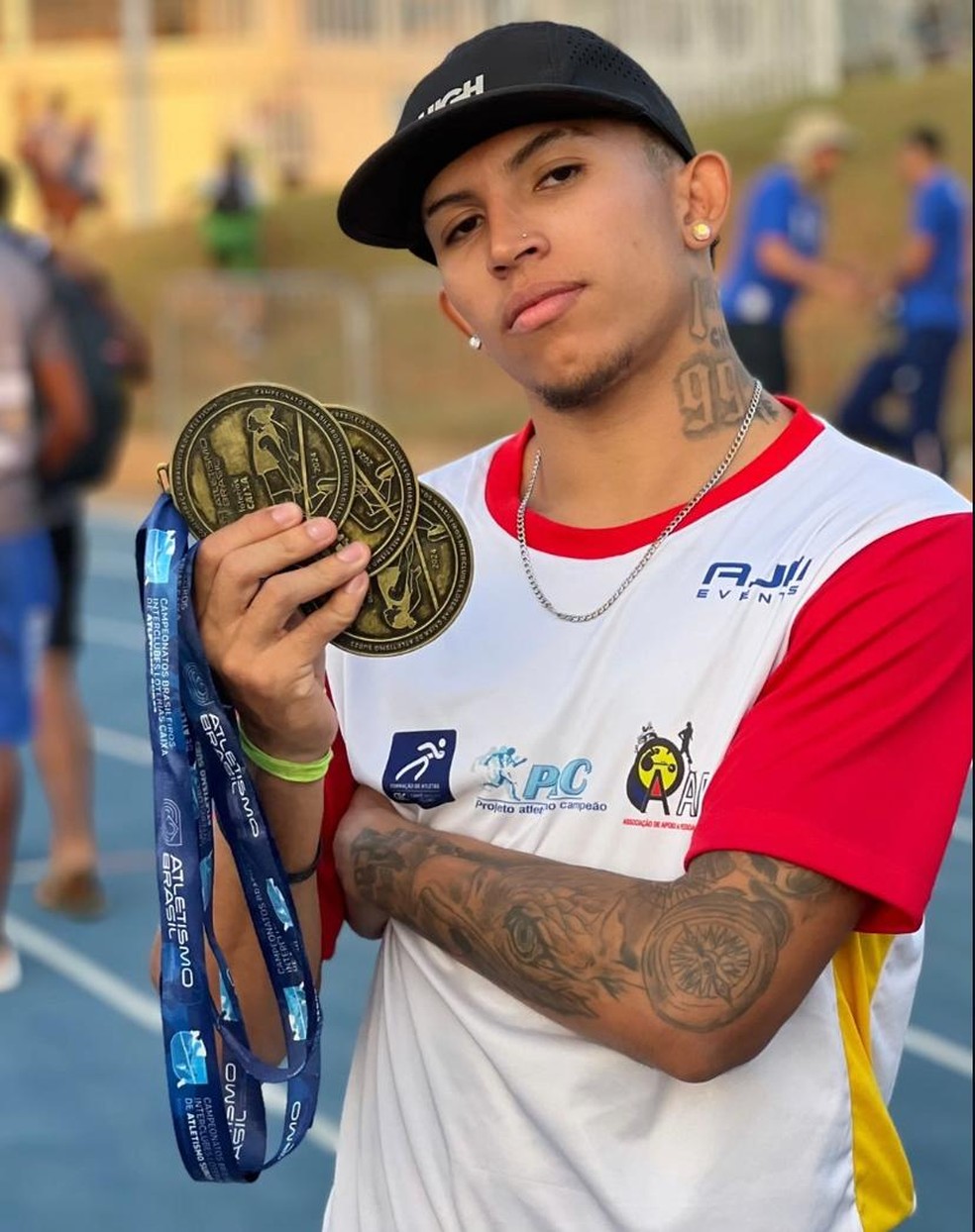 Hygor Gabriel Soares exibe as três medalhas de ouro conquistadas no Brasileiro Interclubes Sub-23 — Foto: Divulgação
