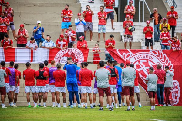 Torcida apoia jogadores do América-RN em último treino em Parnamirim — Foto: Gabriel Leite