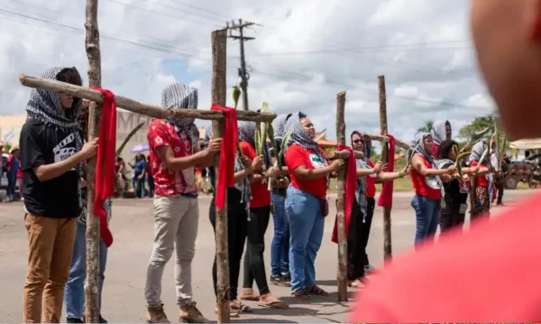 17/04/2024 - Em memória aos companheiros que tombaram na luta no dia 17 de abril de 1996, centenas de pessoas se reunem na Curva do S, em Eldorado do Carajás (PA) para mais um ano transformar o luto em Luta!Neste 17 de abril, o ato ecumênico, político e cultural para além de trazer a memória de todos aqueles que tombaram pela Terra, denuncia a violência e impunidade que segue em curso contra os trabalhadores e trabalhadoras do campo, a paralisação da Reforma Agrária e a necessidade de