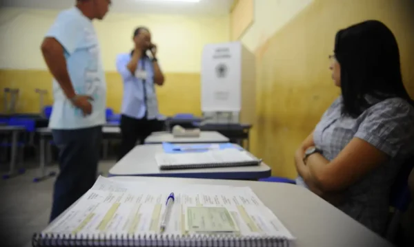 Em Belém, no Pará,  urna eletrônica apresenta problema e é preciso ser trocada (Tânia Rêgo/Agência Brasil)