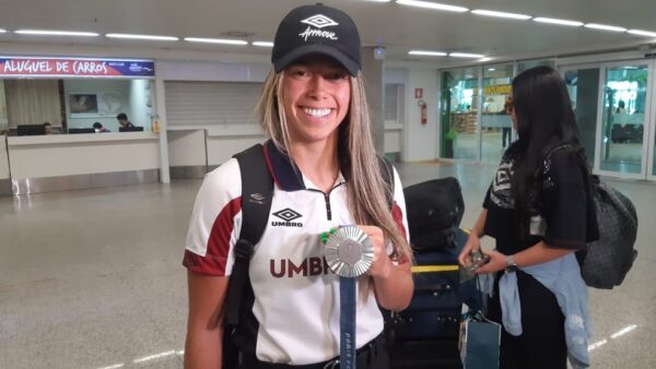 Priscila exibe a medalha de prata olímpica conquistada com a seleção brasileira feminina de futebol — Foto: Sérgio Henrique Santos/Inter TV Cabugi