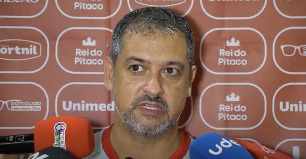 Marquinhos Santos lamenta eliminação do América-RN — Foto: TV Mecão