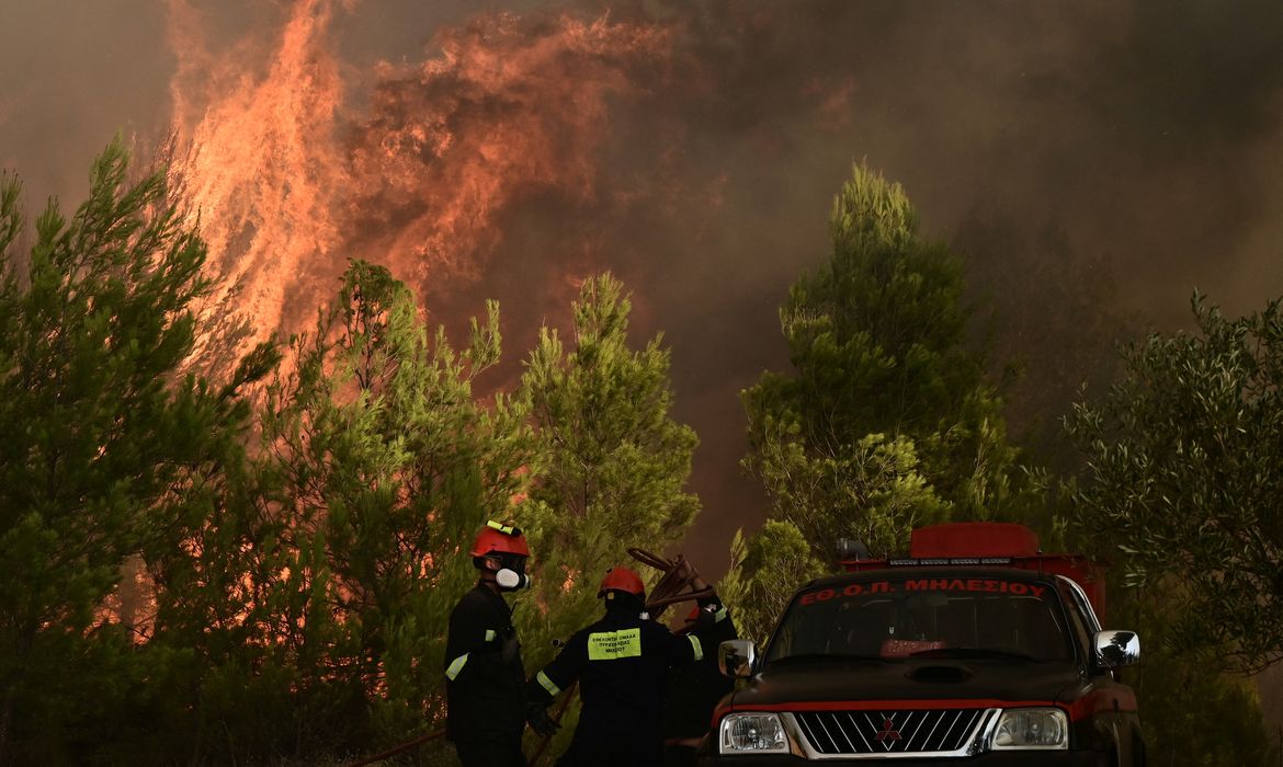 Bombeiros tentam extinguir fogo em Varnavas, perto de Atenas, na Grécia. 11 de agosto, 2024.
Michalis Karagiannis/Eurokinissi via REUTERS ATTENTION EDITORS - THIS IMAGE HAS BEEN SUPPLIED BY A THIRD PARTY. NO RESALES. NO ARCHIVES. GREECE OUT. NO EDITORIAL OR COMMERCIAL SALES IN GREECE.