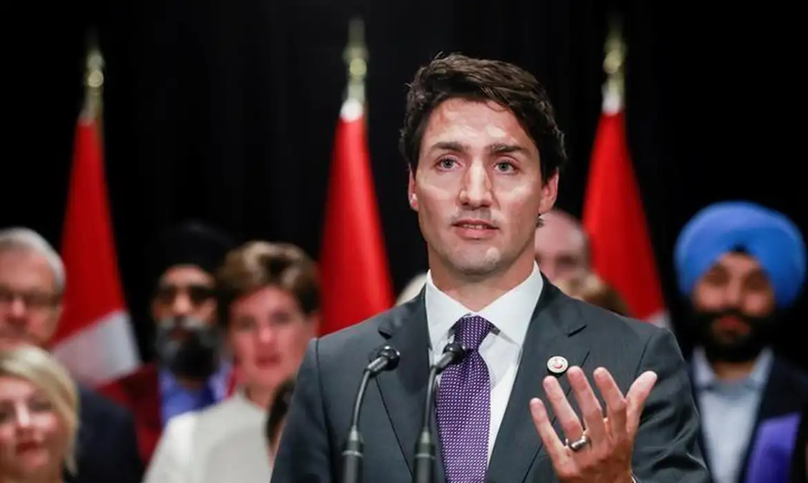 Canada's Prime Minister Justin Trudeau speaks to the media at the end of a two-day cabinet retreat in Calgary, Alberta, Canada January 24, 2017. REUTERS/Chris Bolin