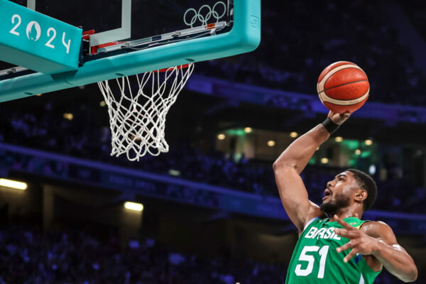 2024.08.02 - Jogos Olímpicos Paris 2024 - Lille - Basquete masculino - Brasil enfrenta o Japão na última partida da fase de grupos. Na imagem o atleta Bruno Caboclo. - Foto: Gaspar Nóbrega/COB