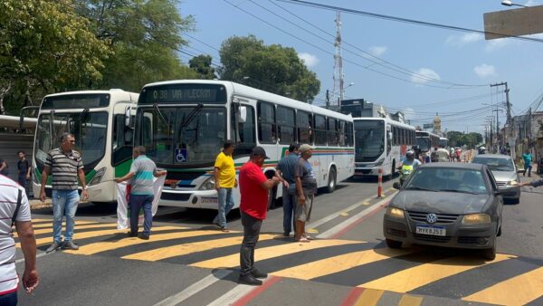 Motoristas paralisam linhas de ônibus no bairro Alecrim em Natal — Foto: Vinícius Marinho/Inter TV Cabugi