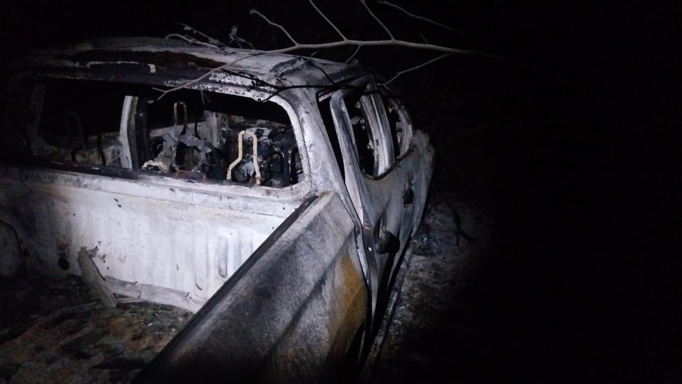 Caminhonete foi encontrada queimada na zona rural de Macaíba — Foto: PM/Cedida