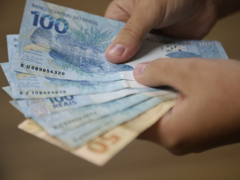 O salário integral será depositado na conta de quem recebe até R$ 4 mil | Foto: Sandro Menezes