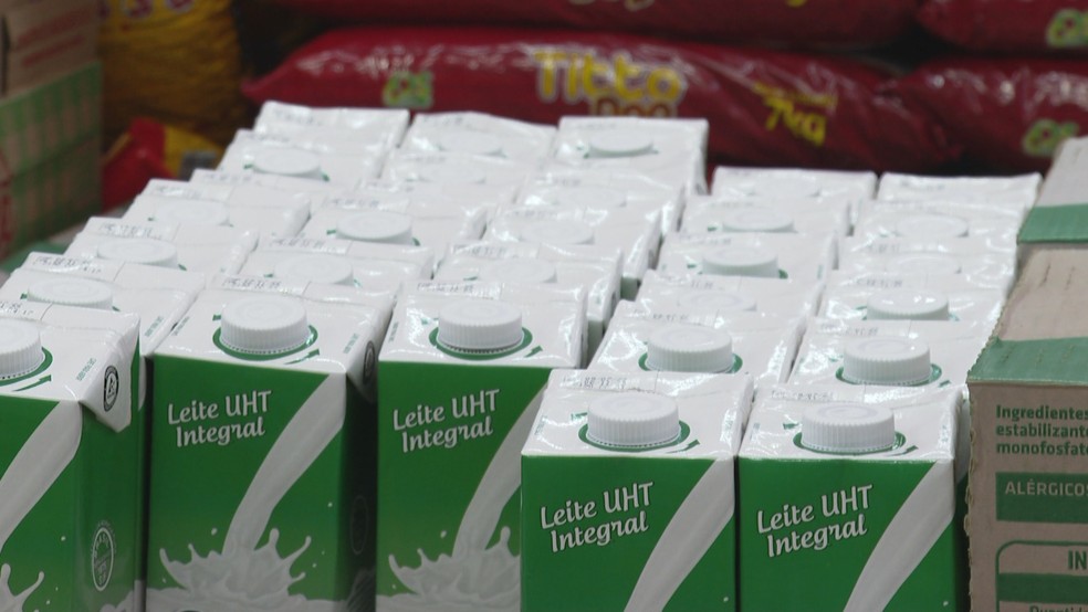 Leite integral lidera lista dos sete produtos que tiveram alta nos preços médios — Foto: Reprodução/RBS TV