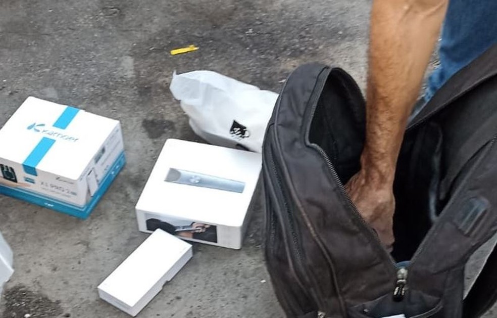 Encomendas furtadas foram encontradas em mochila de funcionário dos Correios — Foto: PF/Divulgação