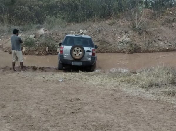 Mulher foi encontrada morta embaixo de carro, dentro de barreiro, no interior do RN — Foto: Cedida