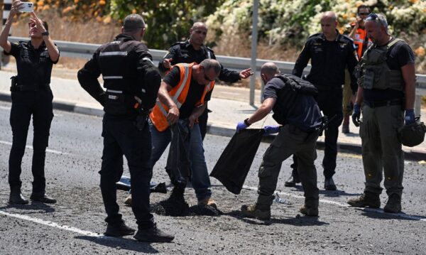 Autoridades israelenses observam impacto de projétil em Nahariya
6/8/2024   REUTERS/Rami Shlush
