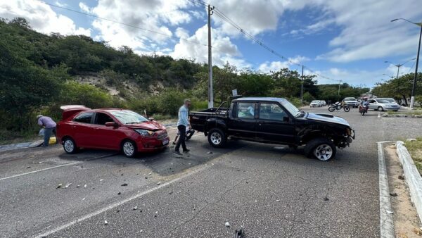Acidente aconteceu no Prolongamento da Avenida Prudente de Morais, em Natal — Foto: Kleber Teixeira/Inter TV Cabugi