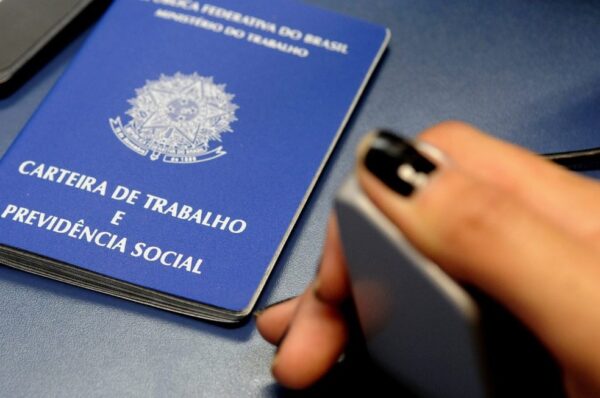 Carteira de trabalho, em imagem de arquivo — Foto: Agência Brasília