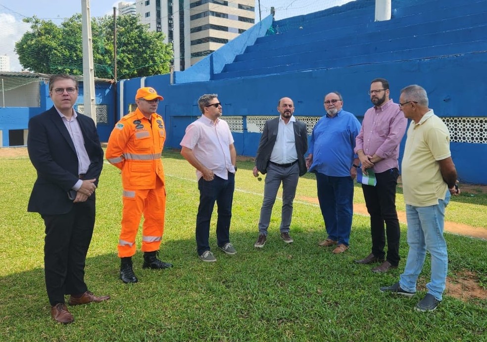 Comitiva do governo é recebida pelo presidente da FNF, José Vanildo, no Estádio Juvenal Lamartine — Foto: Divulgação/FNF