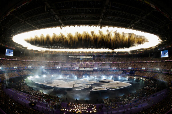 2024.08.11 - Jogos Olímpicos Paris 2024 - Cerimonia de Encerramento - Fogos explodem na Cerimonia de Encerramento dos Jogos Olimpicos Paris 2024. Foto: Alexandre Loureiro/COB.