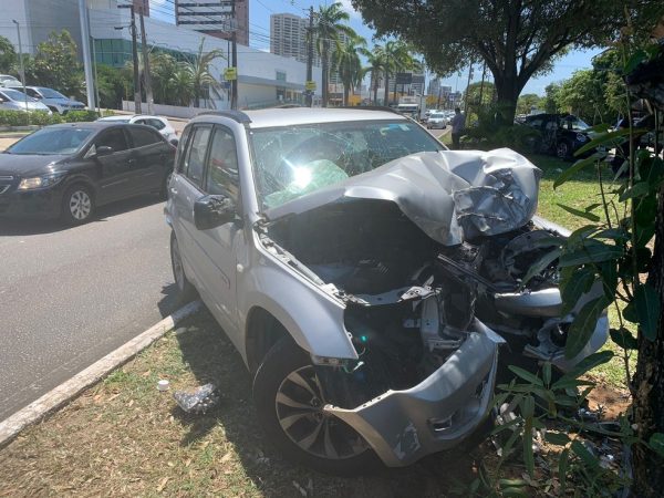Carro bateu em árvore após ser atingido na avenida Roberto Freire em Natal — Foto: Philipe Salvador/Inter TV Cabugi
