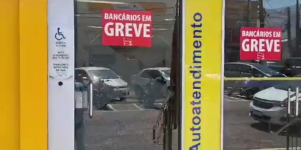 Cartazes foram colados na frente das agências em Natal — Foto: Reprodução/Inter TV Cabugi