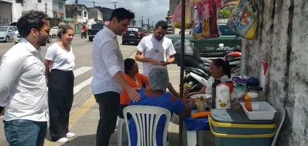 Rafael Motta cumpriu agenda de campanha nesta segunda-feira (9) na Zona Oeste de Natal — Foto: Bruno Rocha/Inter TV Cabugi