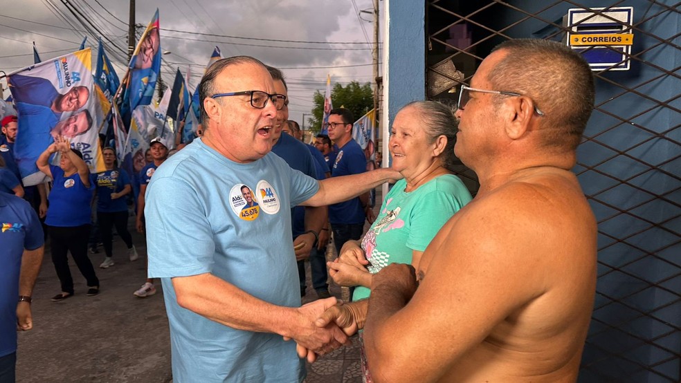 Paulinho Freire em campanha em Natal — Foto: Kleber Teixeira/Inter TV Cabugi