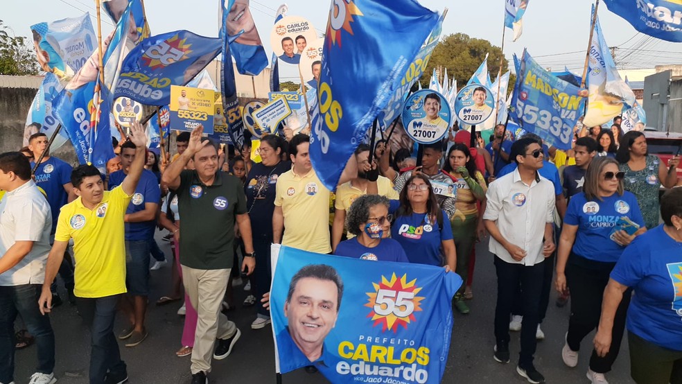 Carlos Eduardo em caminhada pelas ruas da Zona Oeste de Natal — Foto: Sérgio Henrique Santos/Inter TV Cabugi