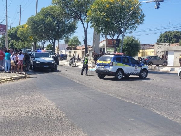 Mulher foi atropelada por caminhão em semáforo de Mossoró — Foto: Flávio Soares/Inter TV Costa Branca