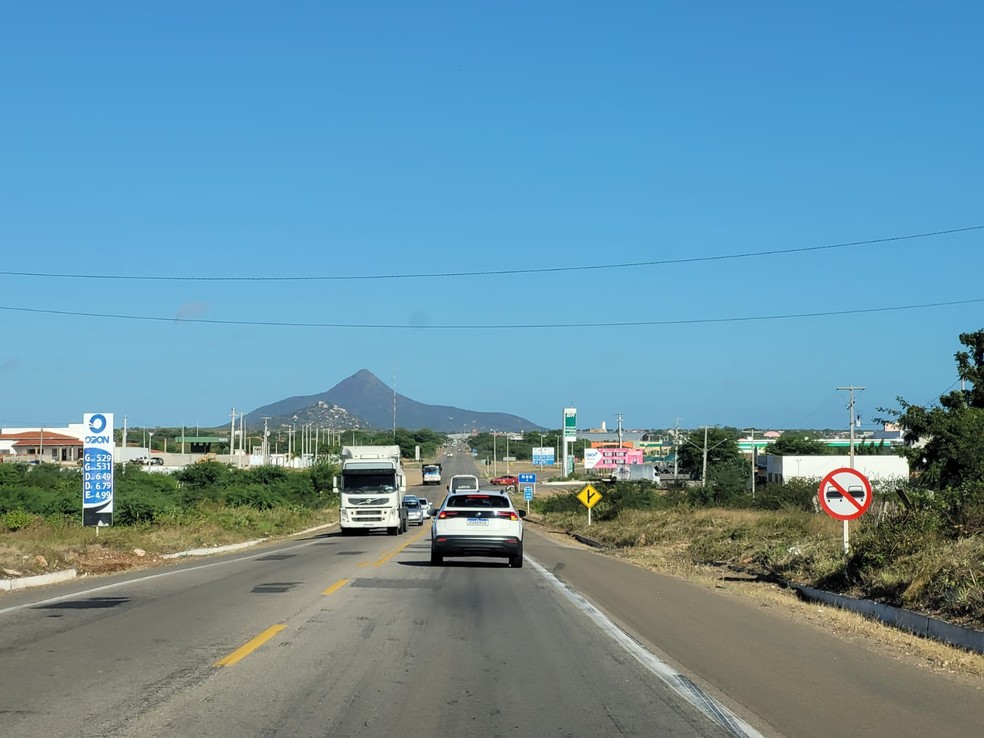 BR-304 na altura da cidade de Lajes, no RN — Foto: Letícia Jácome