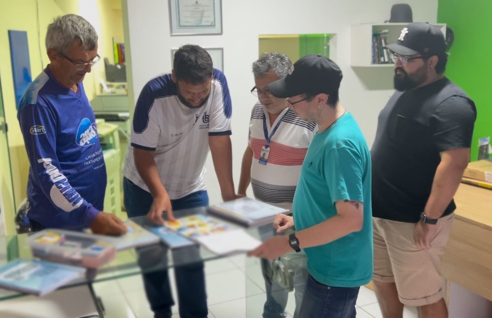 Grupo se reúne na gráfica diariamente em busca dos 