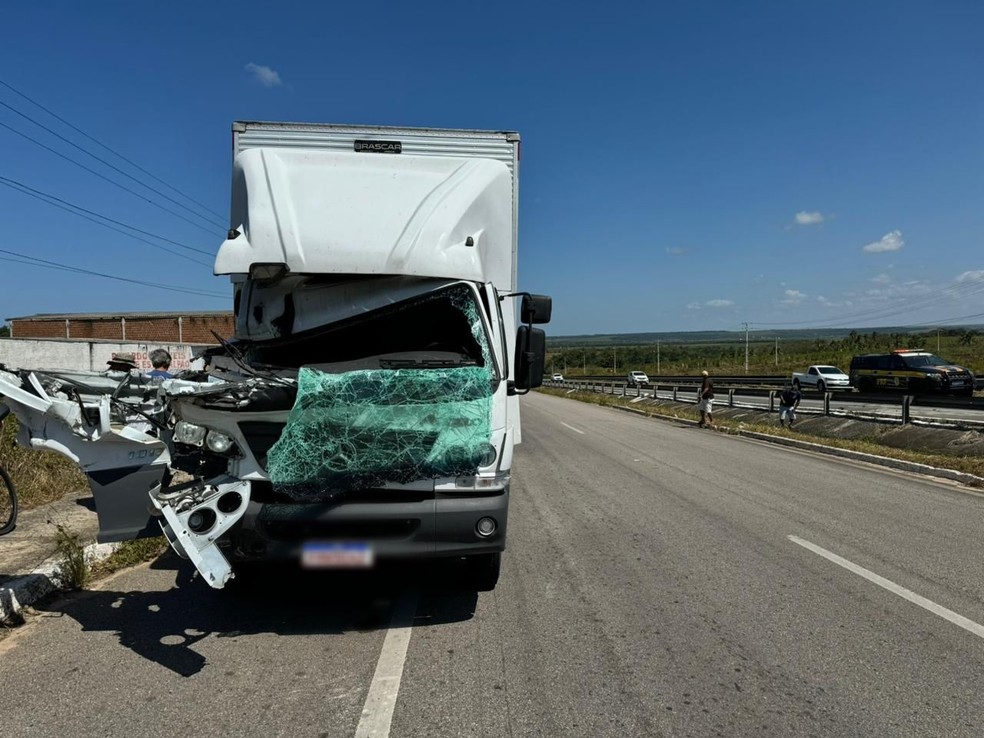 Veículo de carga atingiu traseira de uma carreta — Foto: Sérgio Henrique Santos/Inter TV Cabugi