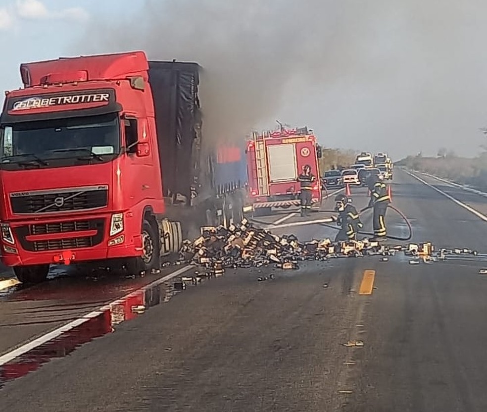Incêndio atingiu caminhão na BR-304 em Mossoró — Foto: PRF/Divulgação