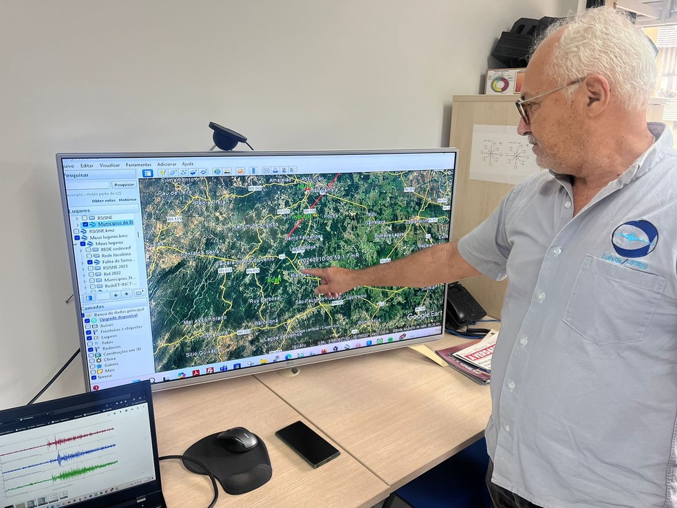 Professor da UFRN mostra em tela local onde ocorreu tremor de terra sentido no RN — Foto: Vinícius Marinho/Inter TV Cabugi
