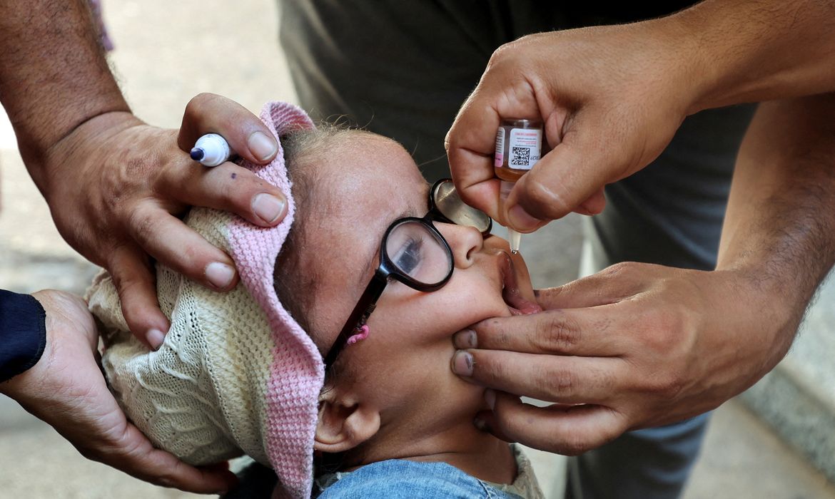 Criança palestina é vacinada contra pólio em Deir Al-Balah, centro de Gaza
4/9/2024  Reuters/Ramadan Abed/Proibida reprodução