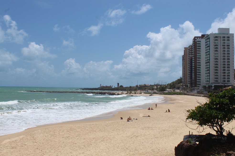 Praia de Areia Preta, assim como todos os trechos da capital potiguar, foi considerada própria para banho — Foto: Anadelly Fernandes