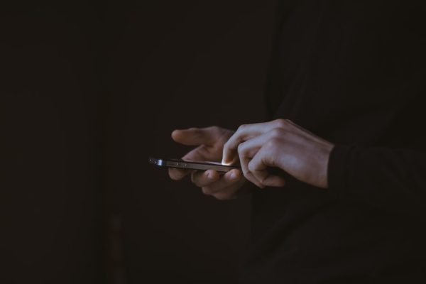 Entre os crimes cibernéticos estão clonagem de cartão, fraude na internet e invasão de contas bancárias — Foto:  Gilles Lambert / Unsplash