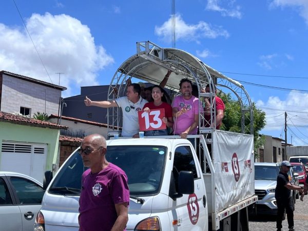 Natália Bonavides (PT) realiza movimentação no bairro Lagoa Azul — Foto: Vini Marinho/Inter TV Cabugi
