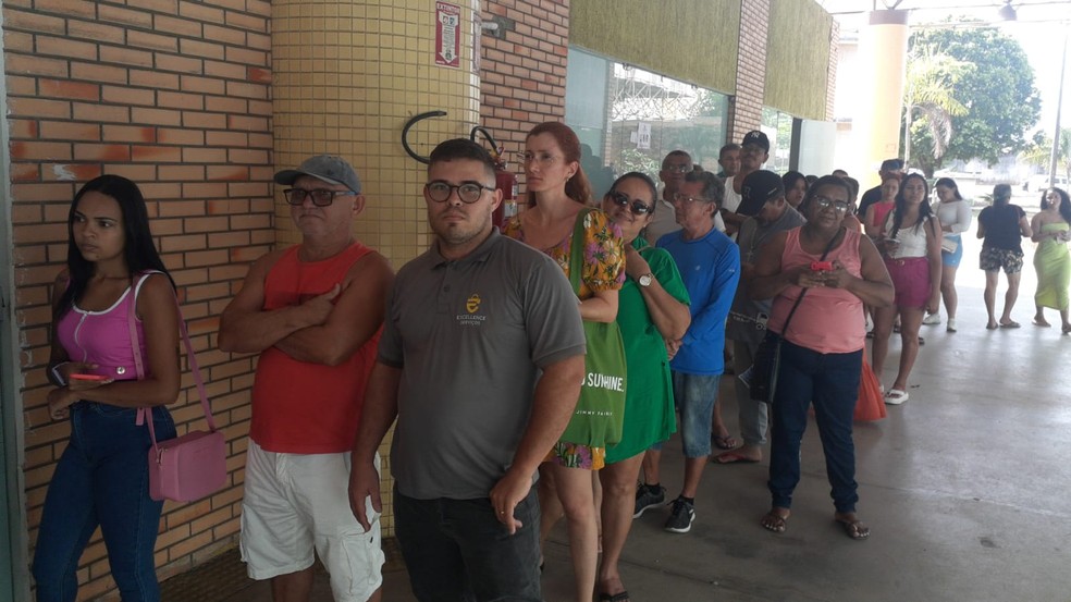 Eleitores esperando na fila no Complexo Cultural de Natal — Foto: Pedro Trindade/Inter TV Cabugi