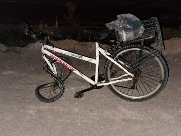 Bicicleta da vítima após acidente na BR-101 Norte, na Grande Natal. — Foto: Kleber Teixeira/Inter TV Cabugi