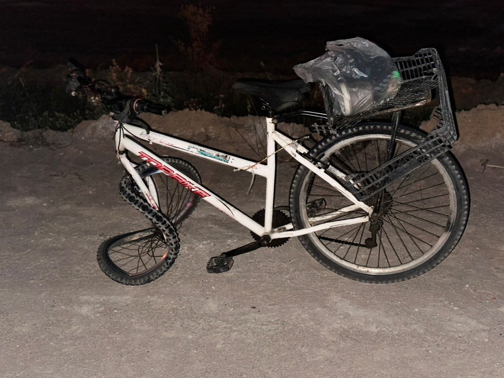 Bicicleta da vítima após acidente na BR-101 Norte, na Grande Natal. — Foto: Kleber Teixeira/Inter TV Cabugi